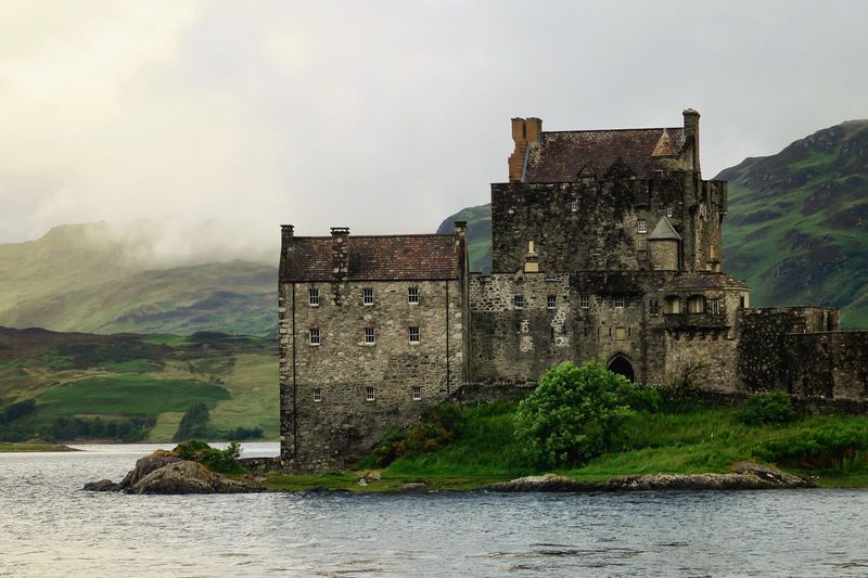 File:Gray castle on shore.jpg